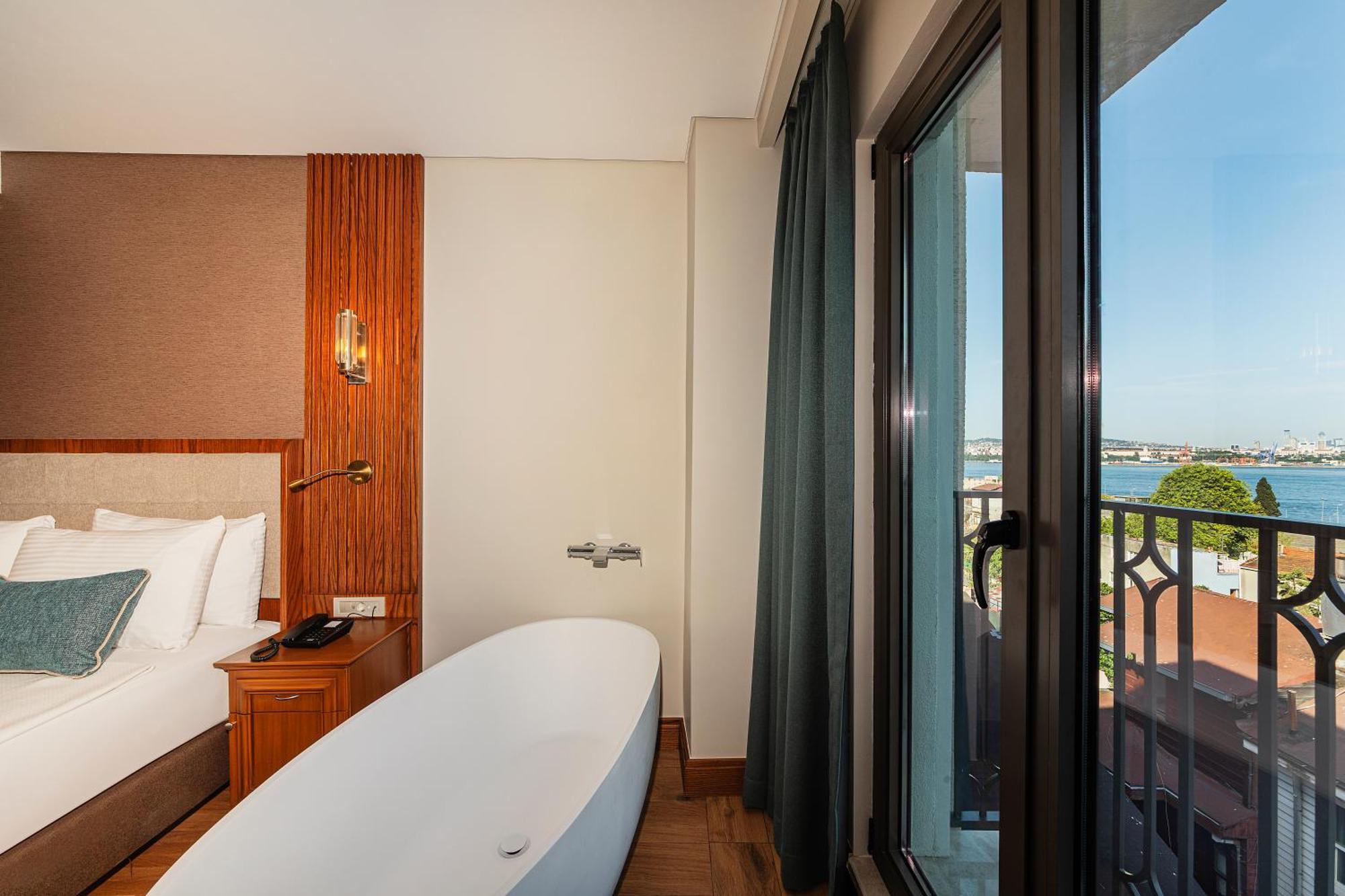 Triton Hotel 4*